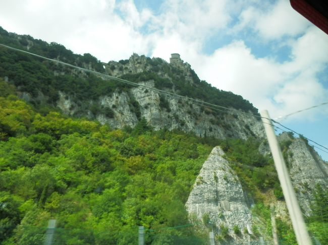 バスの中からも要塞が見えました。