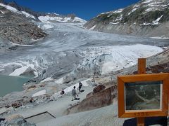 フルカ峠のローヌ氷河。

この氷河下トンネル散策イベントはツアー内容に表記されていませんでしたが、記載しても良いんではないでしょうか？　面白い体験でした。

天然の氷河の中に洞窟が掘られています。　７CHF；見る価値あり。

