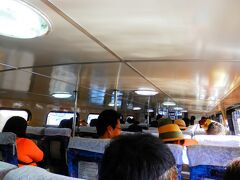 定期船は時速60キロで西表島へ向かって出航しました。40分くらいで西表島の上原港へ到着。送迎車に乗って西表漁港(祖納)へ移動。