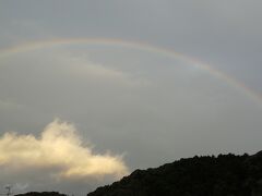 台風接近中の杵築の空に雨が降っていないのに何故か二重の虹が架かっていました