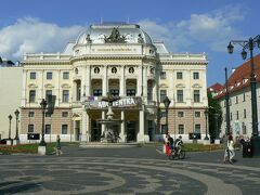 スロバキア国立劇場。アイボリーで可愛らしいですね。