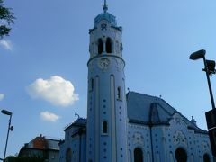聖エリザベス教会（通称ブルー・チャーチ）。この教会だけちょっと町外れにあります。時間は5時を回っていますが、青い空にキレイにマッチしています。

ヨーロッパは特に教会に行くことが多いです。そして大きくて立派な教会は案外記憶に残りません。こんな小さいのになぜか忘れられない・・・そんな不思議な魅力がある教会でした。