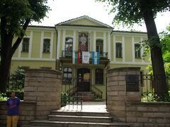 「ボヤジエフ（ＢＯＹＡＤＺＩＥＶ）の家」。
実際には医師の建てた家を、画家ボヤジエフのギャラリーに使用しているものです。
