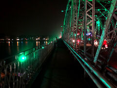 食事の後、フォーン川にかかるライトアップされたチャンティエン橋にやってきました。

赤や青や緑、紫色などに彩られたライトアップが一定間隔で橋を照らします。
