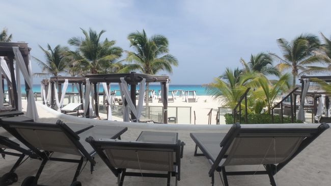 プールサイドでのんびり