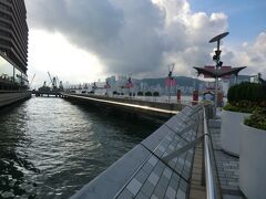 海に突きでた遊歩道‥星光大道(アヴェニューオブスターズ)を歩きました。
ジャッキー・チェンやジェット・リーなど香港映画界の俳優や監督の手形が並んでいます。
