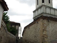 右手が「聖コンスタンティン・エレナ教会」で、左が一つ前の写真の右端です。
細い道が下って行き、小さな門が見えます。
これが、旧市街の城門で「ヒサル・カピヤ（Ｈｉｓａｒ　Ｋａｐｉａ）」です。
