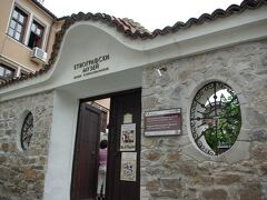 塀からして、雰囲気が違います。豪邸の予感・・・
