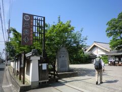元興寺に着きました。右奥にチケット売り場が見えます。

近鉄奈良駅から徒歩10分。天理、下山行きバスで福地院町下車徒歩5分。
０７４２−２３−１３７７  \500
