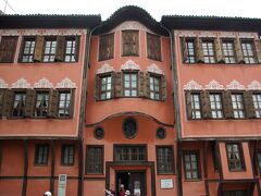 ヒサル・カピヤを通ってすぐ左に、ブルガリア民族復興博物館（ゲオルギアディの家）があります。
堂々とした、立派な建物です。
「地域民族博物館」と隣り合わせになります。
