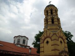 ネドコヴィッチの隣にある「聖ネデリャ教会（Ｎｅｄｅｌｙａ　Ｃｈｕｒｃｈ）」です。
オレンジ色の塔と、れんが色の屋根に白い塔のある教会。おもしろい取り合わせです。
