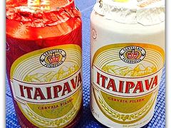 これが私の好きなその『イタイパーバ』ビ〜ル。安いのに、缶の一つ一つの飲み口に汚れ防止のホイルが付いています。

この価格で、この付加価値....。

こういう小細工.....大好き.....です。

日本人の間でこのビールが好きだというと、変な目で見られるか...簡単にスルーされてしまいます....日本人のおじさん達が好むのは『ボヘミア』という銘柄。それに比べると、イタイパーバは確かに薄い....かな.....。

余談までに...。