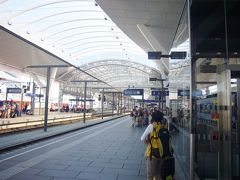 ミュンヘン 8:54　→　ザルツブルク 10:41

ザルツブルク駅は新しくてエスカレーターも完備しています。

1階には大きなスーパーもあります。