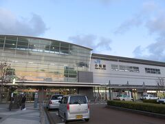 金沢駅からおよそ３０分で到着したのは小松駅です。
将来の新幹線駅でもあります。