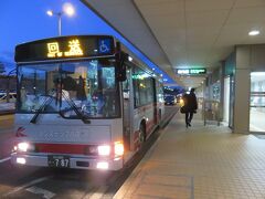 車内はいたって普通の路線バスでした。
金沢と福井のちょうど中間に位置する小松空港に到着しました。