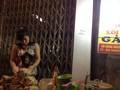 Buon通り。

地図も見ず、匂いにおびき寄せられて？たどり着きました＾＾；

今夜の夕食はここに決定！！

地元のお客さんの食べてるのを観て、これと同じ物をと指差して注文！（若い息子は英語少々okでした）

