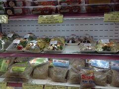 ホアキエム湖近くのスーパーも散策＾＾

スーパー大好き！ベトナムのスーパーは冷蔵コーナーでも涼しくない＞＜

店員さんが店の外でカラオケ＾＾なんて自由なお国（笑）しかも、けっこうお上手♪ベトナム人もカラオケ好きの人多し。