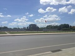 お腹も満たされ、夕方まで時間あるけど、早くも旧市街や、その周辺に飽きてきたので。。メジャーな観光スポットにでも行くことにしました！

タクシーもなるべく乗りたくなかったのですが、評判の良いtaxi groupのタクシーを選んで、ホーチミン廊と一柱寺へ！

特に興味なかったので、外観だけ拝見＾＾；

バイクタクシーのしつこいおじさんを必死に拒否しながらも一柱寺へ！