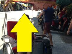 朝から猛暑３６℃のハノイでは近距離でも歩くのをためらってしまいます＾＾；

乗り物も安いし、乗ります！

初のシクロ（US$3）で＾＾旧市街、ドンスアン市場近くのホステルへ移動！