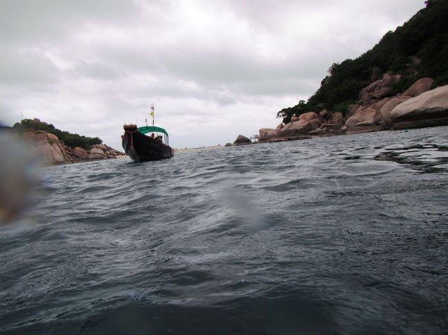 一日目２本目のdivingも終わりました。<br />おつかれさんでした。<br /><br />天気はどんよりくもり空<br />風も強くなってる〜<br />って事は・・・<br /><br />そう・帰りはジェットコースター状態でした。(>_<)<br /><br />でも船首にしがみつき、上下に振られ海水浴びる苦戦しても、良い思い出です。<br />初めて出た、仕立て釣り船に比べりゃ、どった事ないな（笑）<br />(^_-)-☆