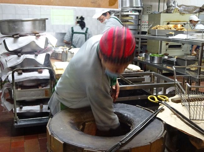 いつも厚焼餅を焼いている方。とても忙しそう。