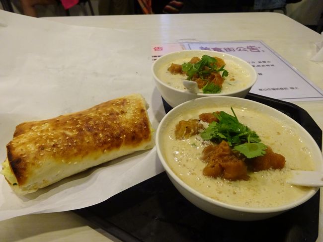 そこから約５分後の６時３８分ごろ、ようやく席に着くことができました。また値上がりしてますね。でも美味しいからいっか。厚焼餅は玉子焼きをはさんでもらってます。