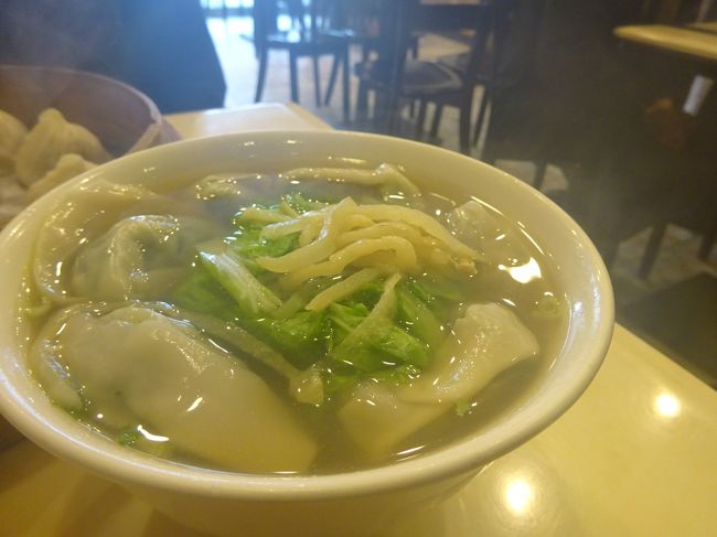 野菜ワンタンスープ１２０元。これもおいしー！！