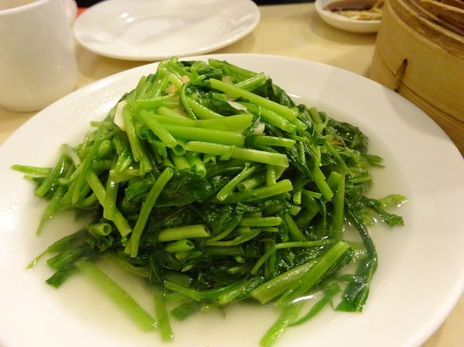 空芯菜炒め１２０元。安定のおいしさ。<br />たらふく食べたところで一旦ホテルへ。３日目後半につづきます。