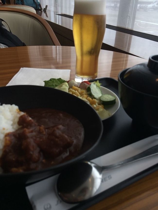 出発前にSAKURA Loungeでカレーとビールを頂きます。