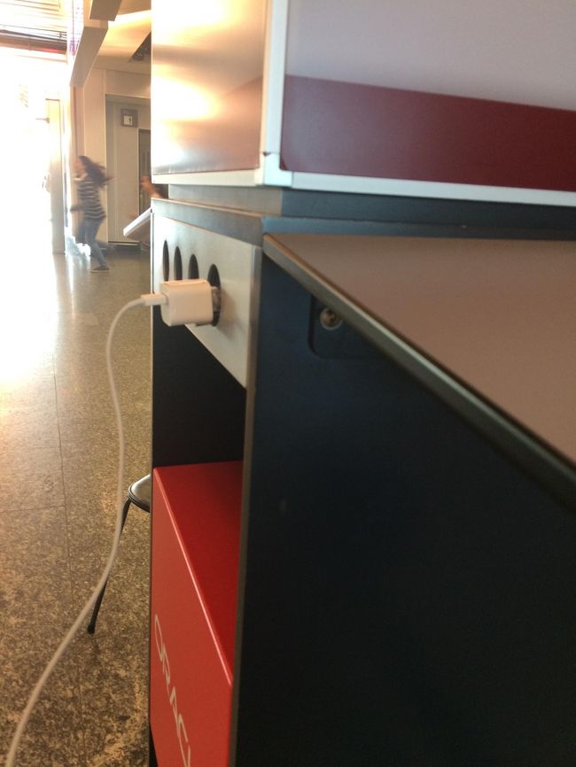 イミグレ・カスタムを過ぎても時間があるので、無料wifiと充電しながらフライトを待ちます。