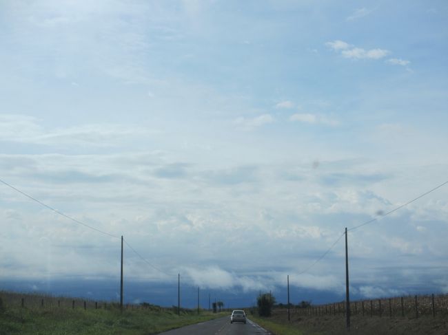 ７月１２日<br />　手前は晴間が有り、向こう側に見える山脈<br />　　実はここは草原で山なんか有りません<br />　　　真っ黒な雨雲が立ち込めています
