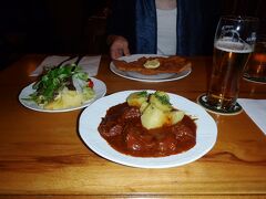 夕食は、Reinthaler's Beislで、鶏肉のシュニツェルとグラーシュ。初オーストリア料理を頂きます。（少々塩辛かったかな）