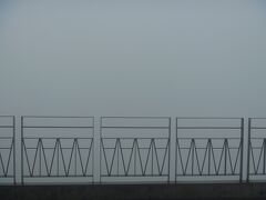 比屋定バンタ
展望台から撮影。ビューポイントのはずですが、
霧が深く立ち込め、何も見えませんでした。
ここも、風が強くて寒いのでとっとと退散。