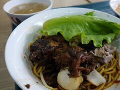 動物たちに癒され、リバーサファリを後にしました。
Ang Mo Kio駅にあったフードコードで昼食。

汁なし麺(SG$5.5-)