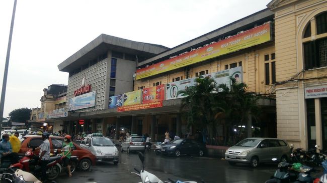 ちょっと早めですが、ホテルで荷物をピックアップしてハノイ駅にきました。<br /><br />始発駅ですが少々の売店と、ファーストフード店くらいしかありませんでした。<br />ちょっと高めの物売りも出ています。<br /><br />出発まではホームに入ることができません。<br />キップもそうですが、どうもこの国の鉄道は中国式のようですね。