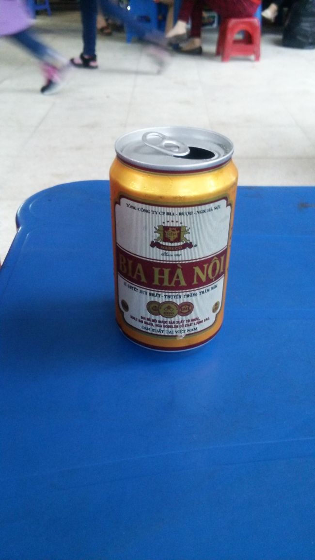 待ち時間を利用して、ビールを戴きます。<br /><br />食堂車が貧弱というか、どうもお客さんのためというより、車内販売の基地＆乗務員の休憩スペースとなっているとの話しを聞き、車内でビールを売っているかも怪しいので、この後、ビールを買っておきました。<br /><br />ちなみに、保冷バッグを持ってきたという、しっかりものというか、酒に意地汚いというか…<br /><br />まあ、これは杞憂に終わり、しっかりビールも買えました。