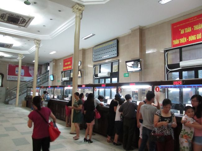 駅の中を散策します。<br /><br />キップ売り場