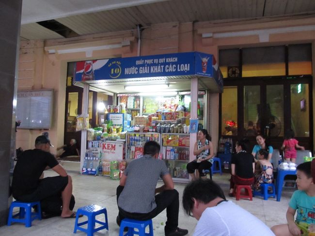 お世話になった売店<br /><br />この小さい椅子にしゃがみ込むように座ってお茶を飲むのが越南流