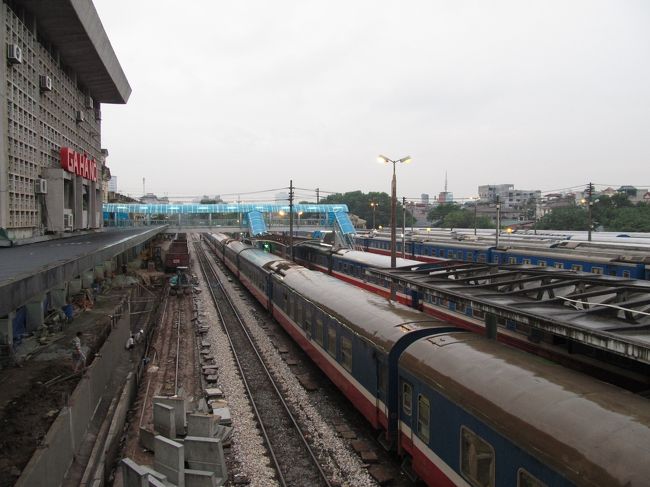 ぞろぞろと民族大移動<br /><br />跨線橋から駅舎を列車を眺める<br /><br />1、2番線は改良工事中？