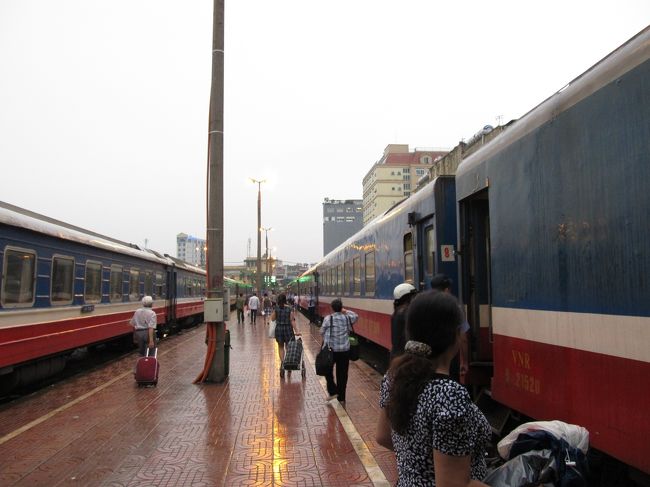 出入り口に号車表示を付けるのも、中国風<br /><br />となりの4番線の車両も、まさに中国の客車ですよね。