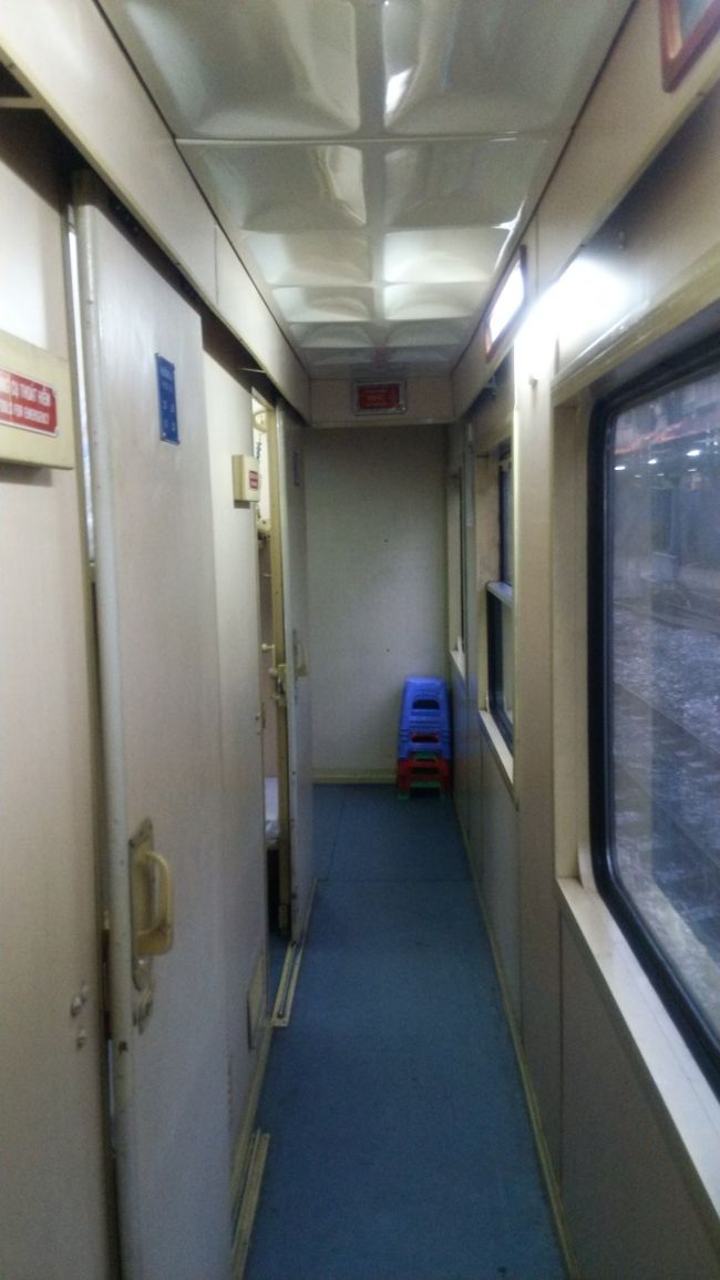 服務員…いや違った寝台の車掌？ボーイさん？でも、小姐ですので…<br /><br />どうも、中国と勘違いしてしまいます。<br />恐らく、社会主義国同士で連携していたのでしょう。<br /><br />制服もどことなくそんな感じです。<br /><br />