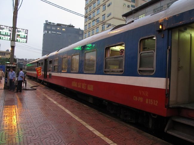 荷物を置いたところで、列車の検分に行ってまいります。<br /><br />中国でそんなことすると、ウロチョロするなは服務員に指導されますが、観光客も多く、外国人慣れしているのでしょう、すんなり抜け出せました。