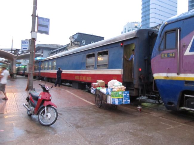 食堂車が付いています。<br />見ての通り、厨房などの業務スペースが過半を占めていまして、客席は奥側のまど４つ分のみ(-_-;)<br /><br />手前の窓２つの中には、乗務員がいましたので、乗務員の居室といっていいでしょう。