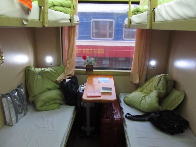 検分が終わり、今度は車内を<br />やはり、中国と同じような感じですね。<br /><br />1等寝台車です。2等は3段になっていました。<br /><br />ソフトクラス…すなわり軟席・軟臥です。