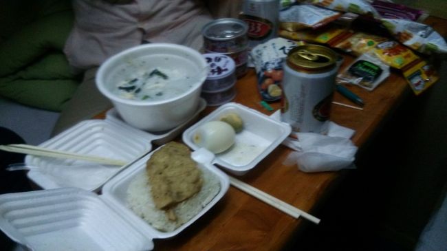19時を過ぎてお腹も空きましたので、部屋での宴会を開始<br /><br />ちょっと揺れるので、写真がぶれています。<br /><br />日本から持ってきたお菓子類に缶詰、夕食として売りにきた車内販売から購入…魚のすり身を揚げたものがもち米の上に載っているもの、ゆで玉子、鶏のお粥がラインナップでした。<br /><br />どれも美味しかったですね
