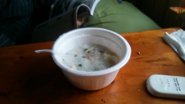 適当に飲んで食べて眠くなって寝て、朝になって何やら声がしたので個室のドアを開けると、朝食の販売でした。<br /><br />また鶏のお粥ですが、美味しいので購入します。<br />寝ぼけた体に優しい味でした(^_-)-☆