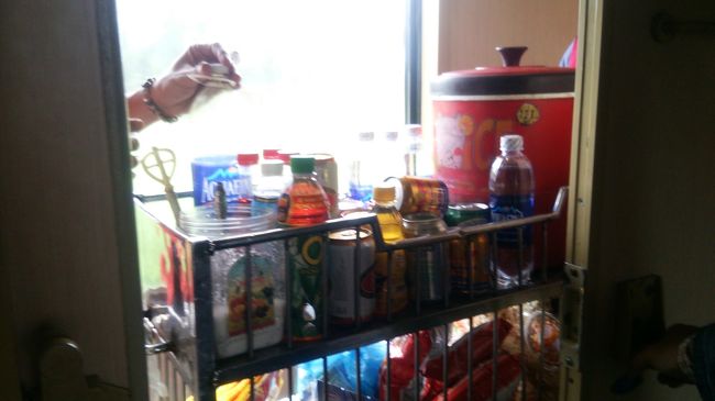 そして今度は飲み物類の車内販売<br /><br />なんでもござれという按配です。<br /><br />スナック菓子からカップ麺まで販売中。