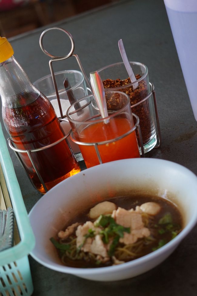 近くの屋台で遅めの朝ごはんです。