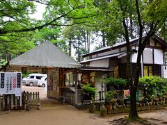 〔 書写山圓教寺 〕

ロープウェイを降り、いよいよ境内の入口へ（ちょっと前フリが長かったですけど）。
有料で往復のバスもあるようですが、“ぶら〜り”行く旅なので、まあここはゆっくりと歩いてみましょう。

ということで、ここから“東坂”を通り境内の中心部へと向かいます。