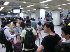 9:23
香港から境界線を越えて、列車で20時間かけて上海に着きました。
列車の終点は、上海南と言う駅でここから地下鉄に乗って中心部へ向かいます。
ところが…
地下鉄の切符を買うのに長蛇の列ができているではありませんか。
さすが中国！
どこを見ても人.人.人…
人民の多さに圧倒されてしまいます。
仕方ないので並んでいたら、隣の窓口が開きました。
日本みたいに「どうぞ」なんて躊躇していたらこの国では生きていけそうにもありません。
我先に窓口に突進しました。
お陰で5分待ちくらいで切符を買えました。
ラッキーです。